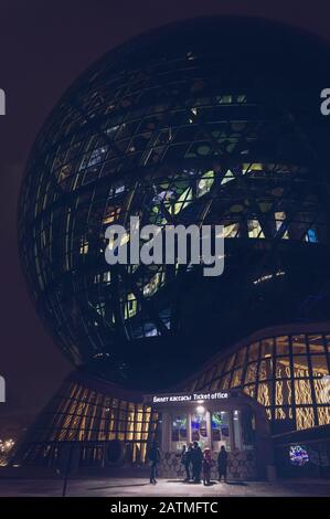 Nur-Sultan, Kasachstan, 02. Januar 2020: Ticketschalter des expo-centers Astana am Abend mit Menschen Stockfoto