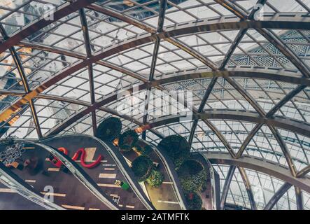 Nur-Sultan, Kasachstan, 02. Januar 2020: Blick vom Obergeschoss auf das expo-zentrum Astana 2017 und seinen Fensterrahmen Stockfoto