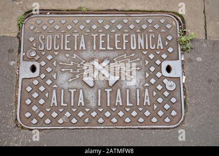 Societa Telefonica Alta Italia, Metall-Versorgungsblech aus Gusseisen, Abdeckung für "Loch" Stockfoto