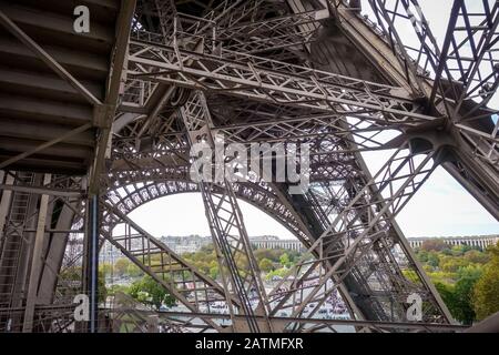 Eiffelturm Struktur Blick von Innen, Paris, Frankreich Stockfoto