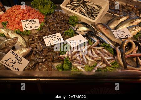 Fisch, der frühmorgens auf dem Campo de la Pescaria in San Polo in der Nähe von Rialto in Venedig, Italien, verkauft werden kann; Stockfoto