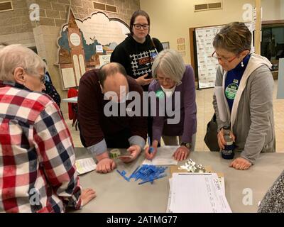 Fairfield, Iowa, USA. Februar 2020. Die Beamten des Freiwilligen Caucus überprüfen, ob die Anzahl der registrierten Teilnehmer mit der Anzahl der Aufkleber übereinstimmt, die den Kaucus-Goers gegeben wurden. Credit: Sue Dorfman/ZUMA Wire/Alamy Live News Stockfoto