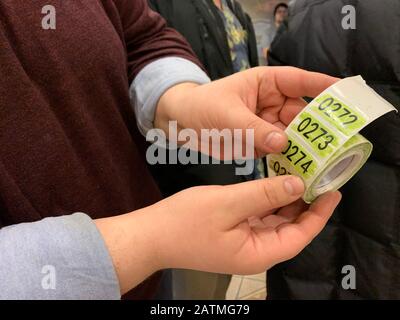 Fairfield, Iowa, USA. Februar 2020. Die Teilnehmer von Iowa Caucus erhalten jeweils eine Nummer, um die Anzahl der teilnehmenden Credits zu verfolgen: Sue Dorfman/ZUMA Wire/Alamy Live News Stockfoto