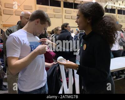 Fairfield, Iowa, USA. Februar 2020. Den Teilnehmern des Iowa Caucus wird jeweils eine Nummer gegeben, um die Anzahl der teilnehmenden Personen zu verfolgen. Credit: Sue Dorfman/ZUMA Wire/Alamy Live News Stockfoto