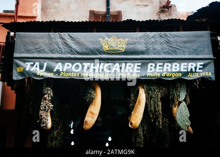 Traditionelle Heilpflanzen und Kräuter hängen außerhalb einer Apotheke in Marrakesch, Marokko Stockfoto