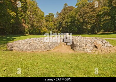 Long Cairn, neolithische Grabkammer, Parc le Breos, Parkmill, Gower Peninsula, Swansea, South Wales, Großbritannien Stockfoto