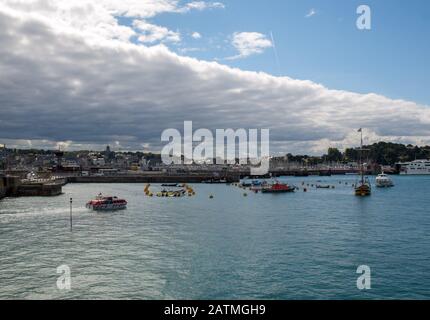 St. Malo, Frankreich - 14. September 2018: Yachten und Boote im Hafen von Saint-Malo, Bretagne, Frankreich günstig Stockfoto