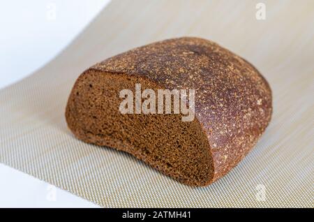 Nahaufnahme von schmackhaftem Brot auf den Straßen. Traditionelle nationale Küche. Selektiver Fokus. Anordnung von Fotos im Querformat. Stockfoto
