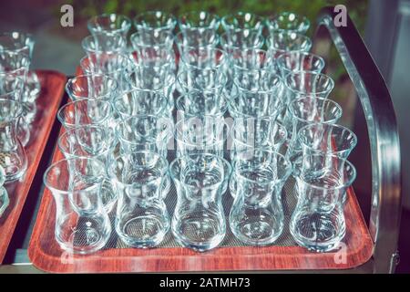 Tee in einem Armudu-Glas . armudu Tee auf Tablett . Tee in einem Glas Birnen im Inneren des Pods. Stockfoto
