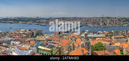 Istamul, Türkei - 07.13.2019. Großer Panoramablick auf das Eminonu-Viertel von Istanbul und die Galata-Brücke an einem sonnigen Sommertag Stockfoto