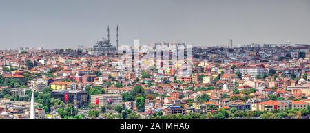 Istamul, Türkei - 07.13.2019. Großer Panoramablick auf das Viertel Fatih in Istanbul mit Süleymaniye-Moschee an einem Sommertag Stockfoto