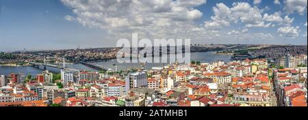 Istamul, Türkei - 07.13.2019. Großer Panoramablick auf das Viertel Fatih in Istanbul mit Atatürk-Brücke an einem sonnigen Sommertag Stockfoto