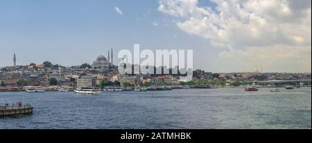 Istamul, Türkei - 07.13.2019. Großer Panoramablick auf das Viertel Fatih in Istanbul mit Dock Für Bosporus-Reisen an einem Sommertag Stockfoto