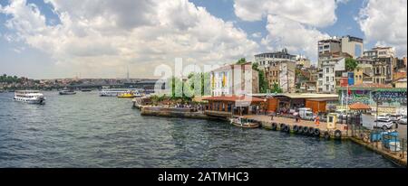 Istamul, Türkei - 07.13.2019. Großer Panoramablick auf den Stadtteil Beyoglu in Istanbul mit Atatürk-Brücke an einem sonnigen Sommertag Stockfoto