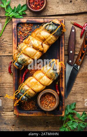 Appetitliche Fischrolle aus geräuchertem Makrelen auf Holztisch Stockfoto