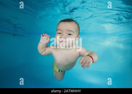 Odessa, Ukraine, Osteuropa. Aug. 2018. Der Junge lernt, unter Wasser in einem Schwimmbad zu tauchen Credit: Andrey Nekrasov/ZUMA Wire/Alamy Live News