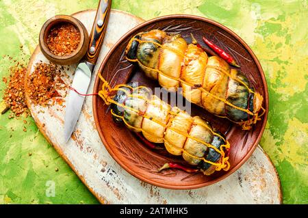 Heiß geräucherte Makrelenrolle auf Platte. Köstlicher Räucherfisch. Stockfoto