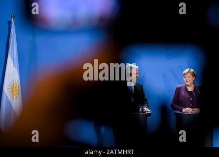 Berlin, Deutschland. Februar 2020. Der argentinische Präsident Alberto Angel Fernández und Kanzlerin Angela Merkel werden sich an die Journalisten wenden. Credit: Britta Pedersen / dpa-Zentralbild / dpa / Alamy Live News Stockfoto