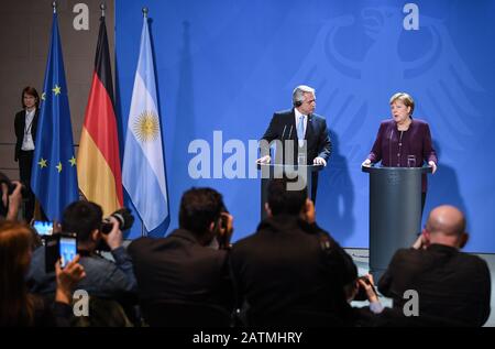 Berlin, Deutschland. Februar 2020. Der argentinische Präsident Alberto Angel Fernández und Kanzlerin Angela Merkel werden sich an die Journalisten wenden. Credit: Britta Pedersen / dpa-Zentralbild / dpa / Alamy Live News Stockfoto