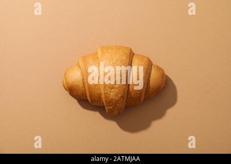 Frisch gebackene Croissants auf handwerklichem Hintergrund, Draufsicht Stockfoto