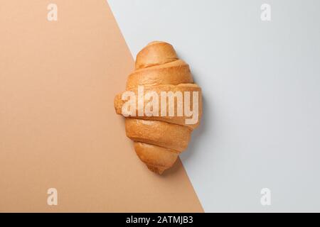 Frisch gebackenes Croissant auf zweifarbiges Background, Draufsicht Stockfoto