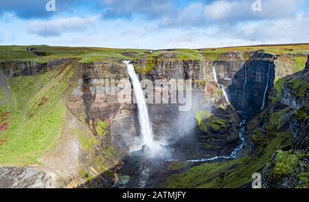 Blick auf die Landschaft des Haifoss Wasserfalls in Island. Natur- und Abenteuerkonzept Hintergrund. Stockfoto