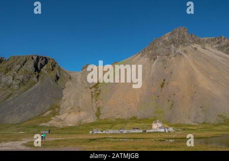 Panorama das wikingerdorf in Stokksnes, Island mit Vestrahorn-Berg im Hintergrund Stockfoto