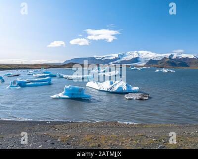 Panorama des Jokulsarlon-Gletschers und der Eisberge, die in der Lagune schweben, einer der touristischsten Orte in Island. Stockfoto