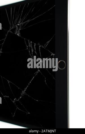 Isoliertes Tablett mit defektem Display, gerissenem Netzhautbildschirm auf weißem Hintergrund Stockfoto