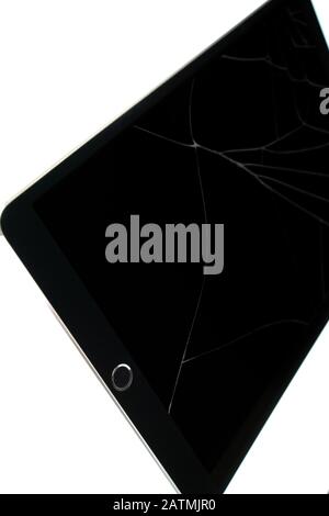 Isoliertes Tablett mit defektem Display, gerissenem Netzhautbildschirm auf weißem Hintergrund Stockfoto
