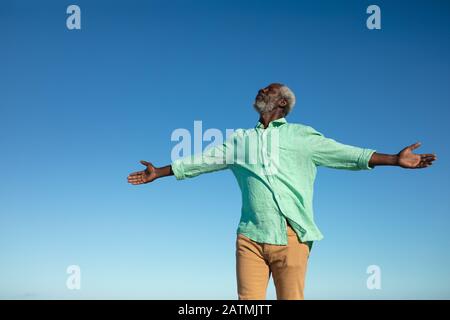 Der alte Mann genießt Freizeit Stockfoto