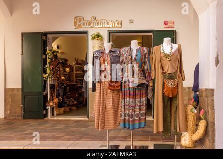 Menorca, Spanien - 14. Oktober 2019: Schaufenster in der Altstadt von Ciutadella auf Menorca Stockfoto