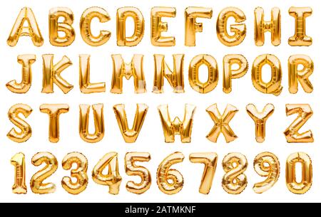 Englisches Alphabet und Zahlen aus Golden aufblasbaren Heliumballons isoliert auf Weiß. Schriftart mit Goldfolie, Ganzalphabet aus Großbuchstaben Stockfoto