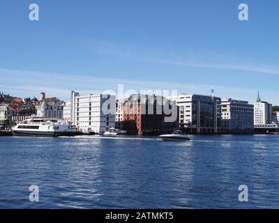 Stadtbild mit modernen Gebäuden in der europäischen Stadt Bergen im Bezirk Hordaland in Norwegen Stockfoto