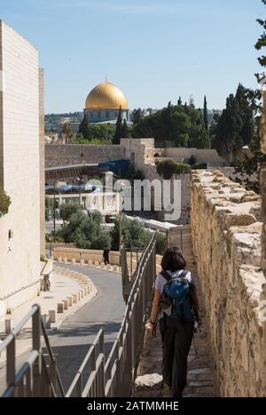 Jerusalem, ISRAEL - 16. MAI 2018: Touristenfrau besucht die Altstadt von Jerusalem Stockfoto