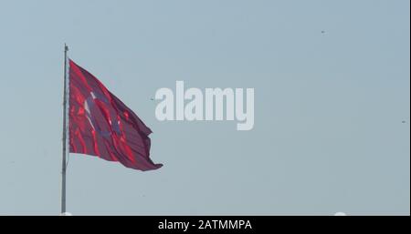 Türkische Flagge winkt am blauen Himmel und Vögel fliegen auf dem Hintergrund. Türkei. Stockfoto