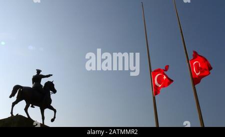 Mustafa Kemal Atatürk, der die Silhouette der Pferdeskulptur und die türkische Flagge reitet, hat am 10. november die Fahne auf die Hälfte der Mitarbeiter gesenkt Stockfoto
