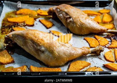 Gesunde Biobackenbäcke mit Süßkartoffeln auf Backblech mit Blattpapier. Bereit zum Essen. Stockfoto