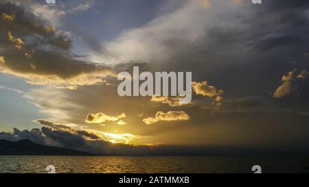 Dunkle Gewitterwolken mit Hintergrund, Dunkle Wolken vor Sonnenuntergang und Gewitter. Stockfoto