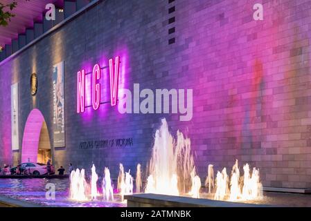 Abend am Eingang zur National Gallery of Victoria (NGV) in Melbourne, wo sich die älteste und größte Kunstsammlung Australiens befindet Stockfoto