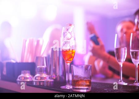 Alkoholgetränke und Cocktails an der Theke im Nachtclub Stockfoto