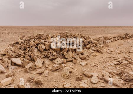 Ein tailförmiges Grab, das auf Neolith in der Wüste bei Riad, Saudi-Arabien, zurückreicht Stockfoto