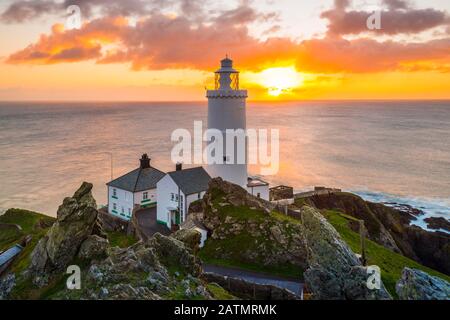 Startpunkt, Devon, Großbritannien. Februar 2020. Wetter in Großbritannien. Ein spektakulärer Sonnenaufgang am Start Point Lighthouse an der Südküste von Devon. Bildnachweis: Graham Hunt/Alamy Live News Stockfoto