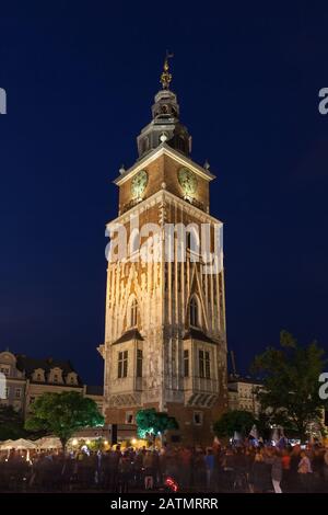 Rathausturm nachts beleuchtet in Krakow, Polen, gotisches Wahrzeichen der Stadt aus dem 14. Jahrhundert in der Altstadt Stockfoto
