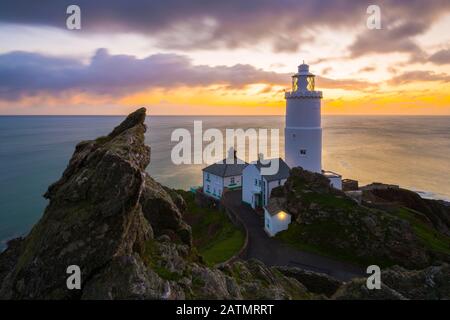 Startpunkt, Devon, Großbritannien. Februar 2020. Wetter in Großbritannien. Ein spektakulärer Sonnenaufgang am Start Point Lighthouse an der Südküste von Devon. Bildnachweis: Graham Hunt/Alamy Live News Stockfoto