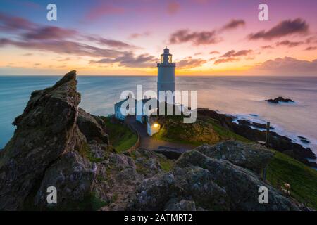 Startpunkt, Devon, Großbritannien. Februar 2020. Wetter in Großbritannien. Ein spektakulärer Sonnenaufgang am Start Point Lighthouse an der Südküste von Devon. Bildnachweis: Graham Hunt/Alamy Live News Stockfoto