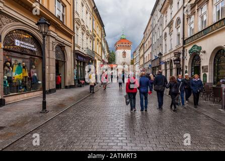 Polen, Krakow (Krakow), Altstadt, Menschen an der Florianska-Straße und am äußersten Ende des Str. Florian's Stockfoto