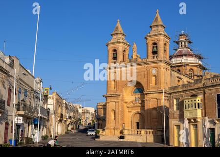 Pfarrkirche Unserer Lieben Frau von Pompei im Fischerdorf Marsaxlokk, Malta, Architektur im Stil des Barock, gegründet im Jahr 1890. Stockfoto