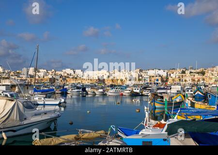 Boote in einem Hafen des Fischerdorfes Marsaxlokk auf Malta Stockfoto