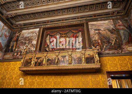 Das Interieur des Grandmaster Palace in Valletta, Malta, Staatszimmer, Thronsaal - Oberster Ratssaal, Wappen des Großmeisters Jean de Valette beh Stockfoto